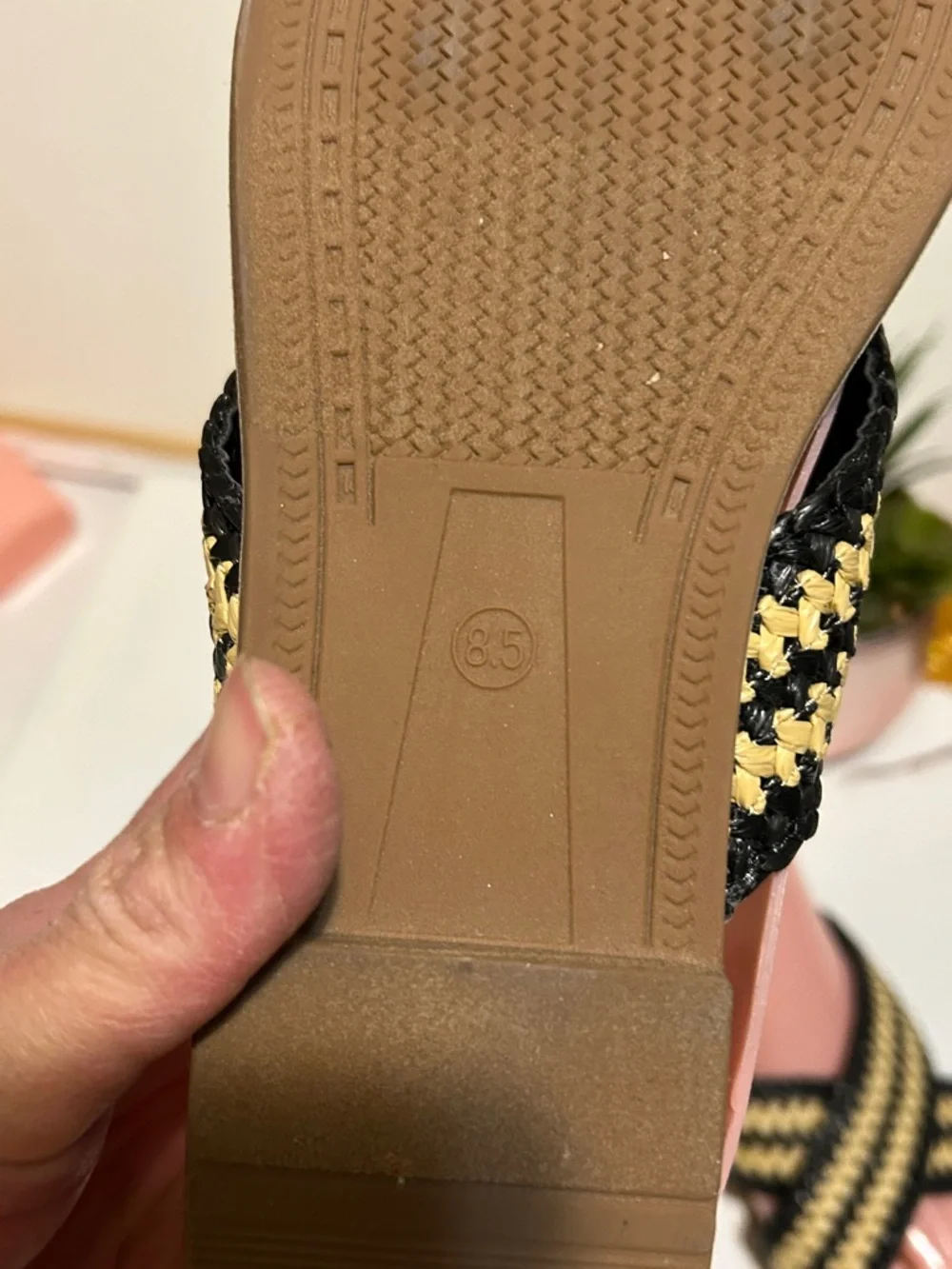 XOXO Women's Black & Beige Crisscross Woven Slide Sandals